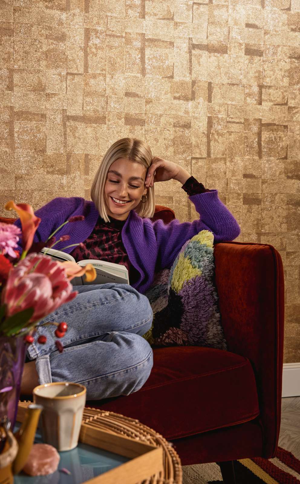 Papel mural geométrico dorado en comedor contemporáneo